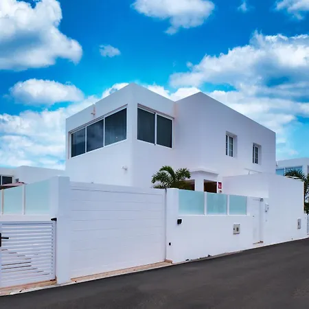 Marina Oasis-private Pool, Air-con, Sat Tv * Playa Blanca